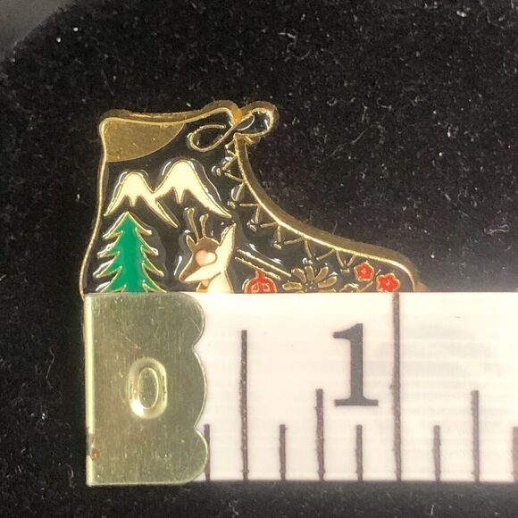 les gets france boot pin travel tourist  souvenir voyage touristique - Picture 2 of 6